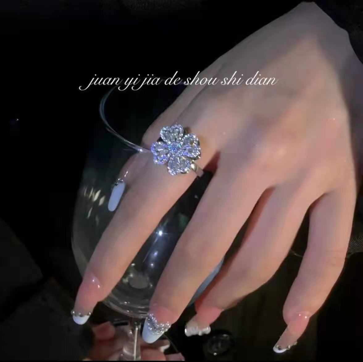 ANILLO TREBOL PLATEADO GIRATORIO